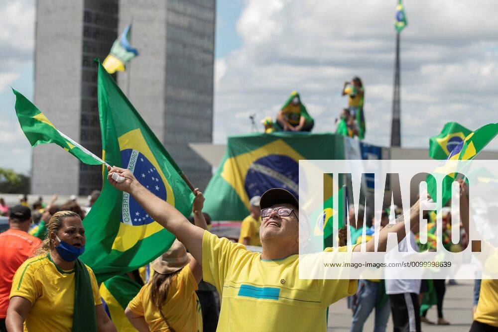 Followers of Brazilian President Jair Bolsonaro got together for a demonstration supporting him, in Brasilia, Brazil, 26 April 2020. Followers of President Bolsonaro have not paid attention to Brasilia s Federal Government measures for containing the coronavirus spread and got together for a supporting demonstration. Brazilian President Jair Bolsonaro supporters demonstration in Brasilia !ACHTUNG: NUR REDAKTIONELLE NUTZUNG!