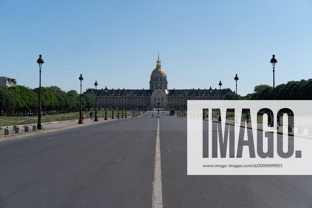 Paris, FR: (INT) Covid-19:Empty Paris. April 26,2020, Paris,France:Some touristic hotspots in Paris city like Cafe Les Deux Magots, Arc de Triomphe et Champs-Elysees, Champs-Elysees, Jardin du Luxembours, Pont Alexandre III, La Sorbonne , Marche aux puces,Montmartre street continued to be very empty during this covid-19 pandemic this Sunday. ..Credit: Thenews2 Paris - ZUMAn293 20200426_znp_n293_007