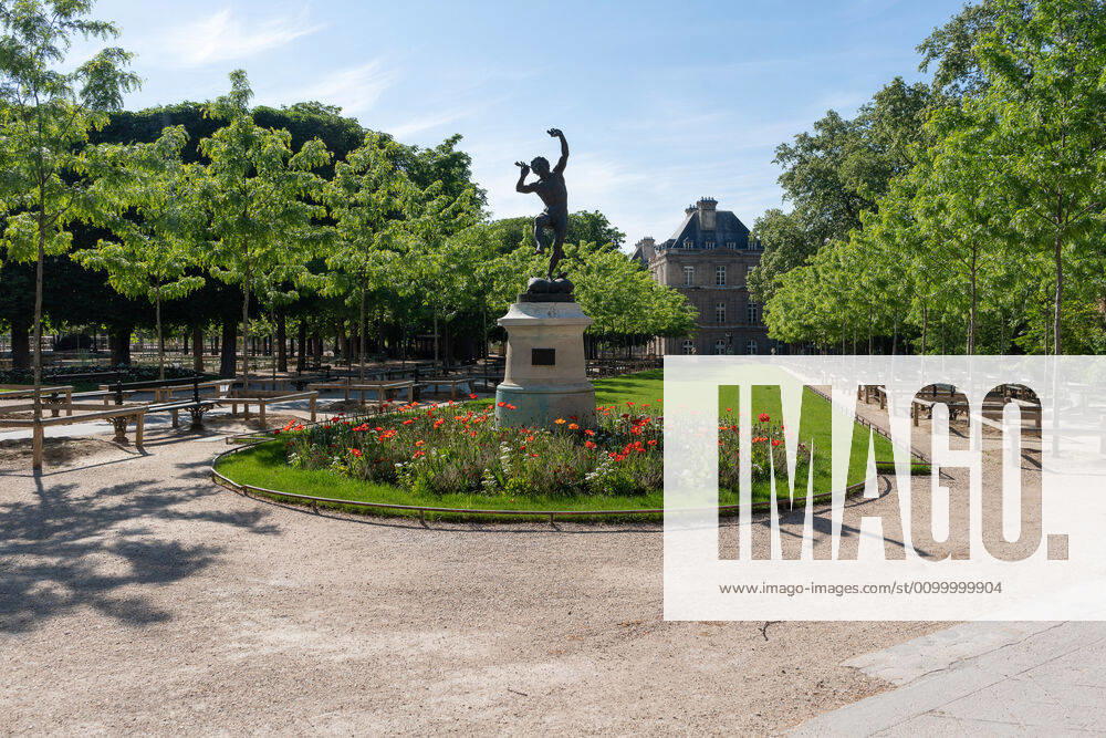 Paris, FR: (INT) Covid-19:Empty Paris. April 26,2020, Paris,France:Some touristic hotspots in Paris city like Cafe Les Deux Magots, Arc de Triomphe et Champs-Elysees, Champs-Elysees, Jardin du Luxembours, Pont Alexandre III, La Sorbonne , Marche aux puces,Montmartre street continued to be very empty during this covid-19 pandemic this Sunday. ..Credit: Thenews2 Paris - ZUMAn293 20200426_znp_n293_008