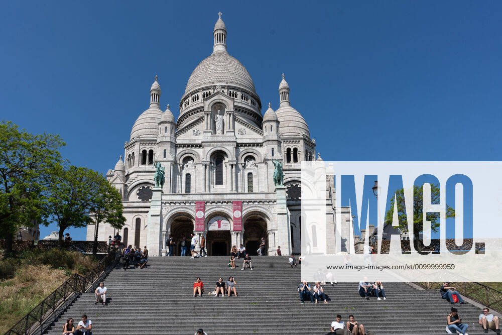 Paris, FR: (INT) Covid-19:Empty Paris. April 26,2020, Paris,France:Some touristic hotspots in Paris city like Cafe Les Deux Magots, Arc de Triomphe et Champs-Elysees, Champs-Elysees, Jardin du Luxembours, Pont Alexandre III, La Sorbonne , Marche aux puces,Montmartre street continued to be very empty during this covid-19 pandemic this Sunday. ..Credit: Thenews2 Paris - ZUMAn293 20200426_znp_n293_021