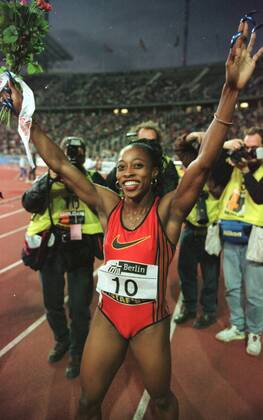Gail Devers mit Blumen jubelnd Leichtathletik Damen ISTAF, Golden Four, Meeting, Sportfest: Sprint, 100 m, 110 m Hürden Einzelbild Olympiastadion Berlin Freude,