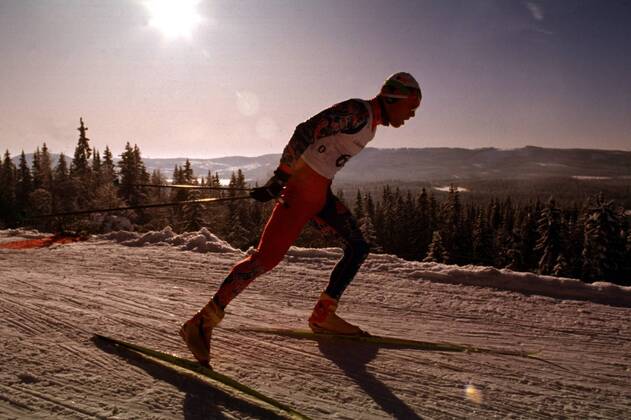 Björn Daehlie in der Loipe im Seitenprofil, Sonne, Sonnenlicht, Schatten, Himmel Biathlon Herren Skilanglauf, Langlauf, Ski Nordisch, Nordischer Skisport: Freier Stil Einzelbild Dynamik,