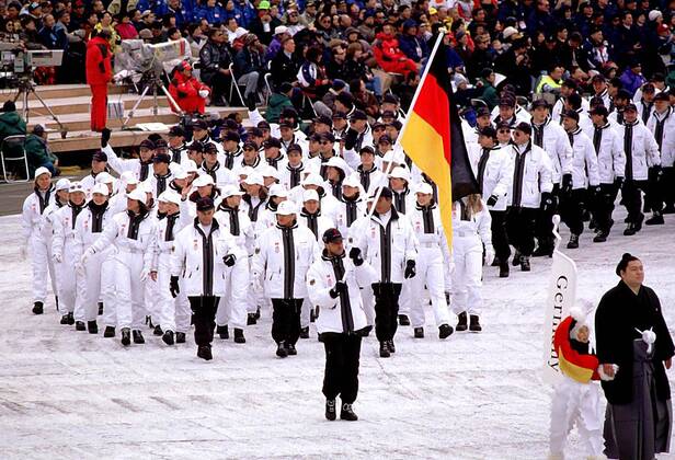 Einmarsch der deutschen Mannschaft mit Fahnenträger Jochen Behle bei der Eröffnungsfeier OS Winter Olympische Spiele, Winterspiele, Olympia, Olympiade: Eröffnung, Feier, Zeremonie Totale Minami Nagano Sports Park Nagano City