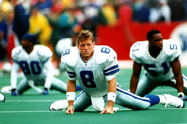 NFC - Game: Quarterback Troy Aikman mit seinen Teamkollegen vor dem Spiel beim Stretching American Football Herren NFL, National Football League, Regular Season Game, Saison 97 1998: Dallas Cowboys, Eastern Division Einzelbild Texas Stadium Dallas Nachdenklichkeit,