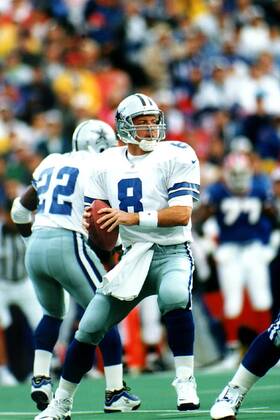 NFC - Game: Quarterback Troy Aikman (Cowboys) mit Ei American Football Herren NFL, National Football League, Regular Season Game, Saison 97 1998: Dallas Cowboys, Eastern Division Einzelbild Texas Stadium Dallas Konzentration,