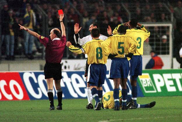 Schiedsrichter David Elleray zieht die Rote Karte für Jürgen Kohler, nach dessen brutalem Foul an Cafu Fußball Länderspiel Herren Nationalmannschaft 1998, Deutschland - Brasilien 1:2, DFB-Team, Testspiel, Freundschaftsspiel Totale Gottlieb-Daimler-Stadion Stuttgart