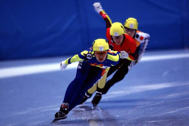 Lee-Kyung Chun aus Korea vor Tania Vicent aus Kanada auf der Bahn Short Track OS Winter Damen Olympische Spiele 1998, Olympia, Olympiade, Winterspiele: 500 m, Frauen, Shorttrack Einzelbild White Ring Nagano City Dynamik,