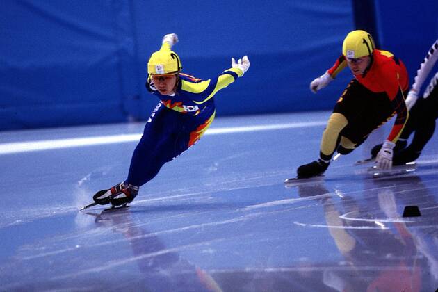 Lee-Kyung Chun aus Korea vor Tania Vicent aus Kanada auf der Bahn Short Track OS Winter Damen Olympische Spiele 1998, Olympia, Olympiade, Winterspiele: 500 m, Frauen, Shorttrack Einzelbild White Ring Nagano City Dynamik,