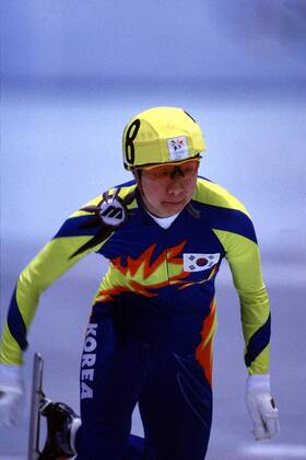 Lee-Kyung Chun aus Korea auf der Bahn Short Track OS Winter Damen Olympische Spiele 1998, Olympia, Olympiade, Winterspiele: 500 m, Frauen, Shorttrack Einzelbild White Ring Nagano City Dynamik,