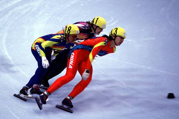 Kopf an Kopf-Rennen: Chunlu Wang aus China (13), Lee-Kyung Chun aus Korea (28) und Marina Pylaeva aus Rußland dicht beieinander auf der Bahn Short Track OS Winter Damen Olympische Spiele 1998, Olympia, Olympiade, Winterspiele: 500 m, Frauen, Shorttrack Gruppe White Ring Nagano City Dynamik, Kampf,