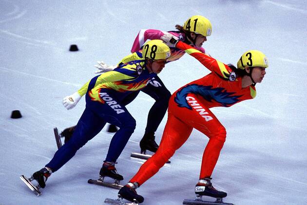 Kopf an Kopf-Rennen: Chunlu Wang aus China (13), Lee-Kyung Chun aus Korea (28) und Marina Pylaeva aus Rußland dicht beieinander auf der Bahn Short Track OS Winter Damen Olympische Spiele 1998, Olympia, Olympiade, Winterspiele: 500 m, Frauen, Shorttrack Gruppe White Ring Nagano City Dynamik, Kampf,
