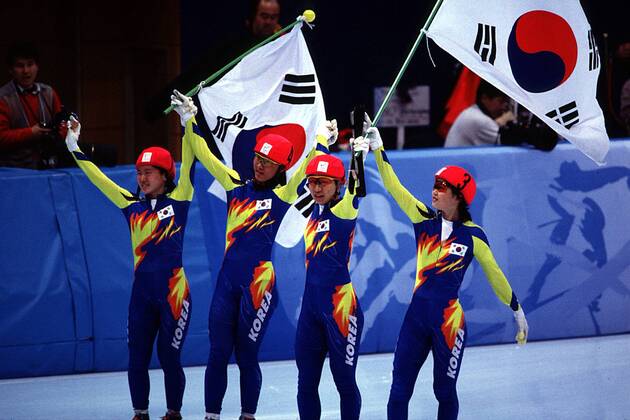 U.a.: Lee-Kyung Chun, Yun-Mi Kim, Min-Kyung Choi aus Korea mit der Nationalfahne auf der Ehrenrunde Short Track OS Winter Damen Olympische Spiele 1998, Olympia, Olympiade, Winterspiele: 3000 m, Frauen, Staffel, Shorttrack Totale White Ring Nagano City Harmonie, Freude,