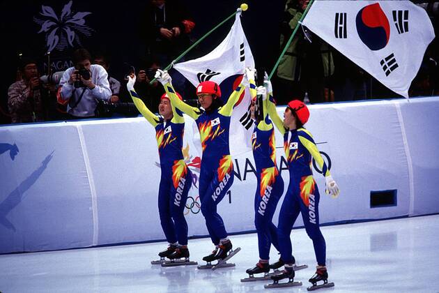 U.a.: Lee-Kyung Chun, Yun-Mi Kim, Min-Kyung Choi aus Korea mit der Nationalfahne auf der Ehrenrunde Short Track OS Winter Damen Olympische Spiele 1998, Olympia, Olympiade, Winterspiele: 3000 m, Frauen, Staffel, Shorttrack Totale White Ring Nagano City Harmonie, Freude,