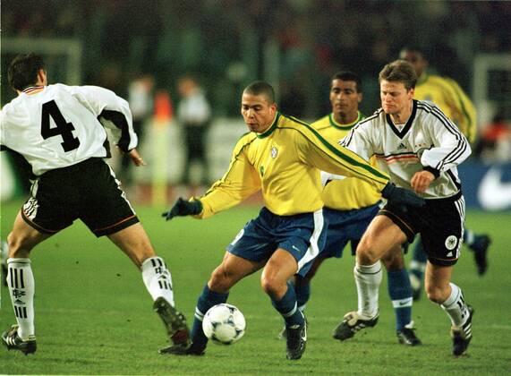 Der Brasilianer Ronaldo versucht sich mit Ball gegen Jürgen Kohler (li.) und Christian Wörns durchzusetzen Fußball Länderspiel Herren 1998, Nationalmannschaft: BR Deutschland - Brasilien, Nationalteam, Nationaltrikot Gruppe Gottlieb-Daimler-Stadion Stuttgart Dynamik, Kampf,