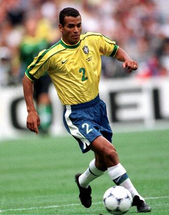 Verteidiger Cafu mit Ball Fußball WM Herren Weltmeisterschaft 1998, Vorrunde, Gruppe A, Länderspiel, Nationalmannschaft: Brasilien Einzelbild Stade De France Paris St. Denis Dynamik,