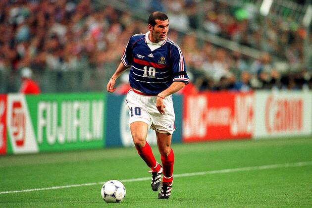 Der Franzose Zinedine Zidane am Ball Fußball WM Herren Weltmeisterschaft 1998, Länderspiel, Nationalmannschaft, Nationalteam, Nationaltrikot Einzelbild Stade de France St. Denis