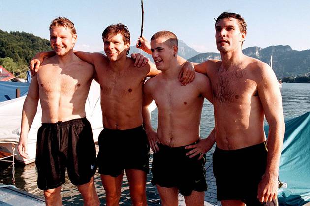 Dortmunds neue Schwimm-Staffel, v.l.: Torwart Wolfgang de Beer, Andreas Möller, Lars Ricken und Michael Zorc Fußball 1. BL Herren Saison 1996 1997: BVB Borussia Dortmund Totale Harmonie, Freude,