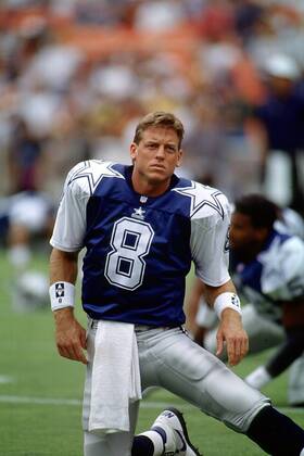 Quarterback Troy Aikman (Cowboys) nachdenklich beim Stretching vor dem Spiel American Football Herren NFL, Saison 1997 1998, Regular Season Game: Dallas Cowboys Einzelbild Texas Stadium Dallas Nachdenklichkeit,