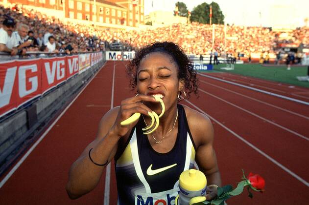 It is showtime! Sprinterin Gail Devers (USA) beißt genußvoll in ihre überlangen Fingernägel Leichtathletik Damen Meeting, Sportfest, Sprint, Frauen, 100m-Lauf, Golden Four, Golden4 Einzelbild Oslo Komik