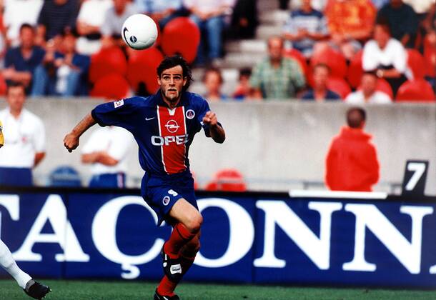 Marco Simone (PSG) schaut konzentriert auf den Ball Fußball Herren Saison 1998 1999: 1. Französische Division, Liga, Meisterschaft, Paris Saint-Germain, St. Germain Einzelbild Prinzenparkstadion Paris Dynamik, Konzentration,  