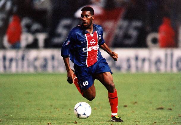 Augustine Okocha (PSG) am Ball Fußball Herren Saison 1998 1999: 1. Französische Division, Liga, Meisterschaft, Paris Saint-Germain, St. Germain Einzelbild Prinzenparkstadion Paris Dynamik,  