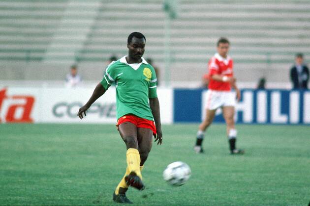 Der Kameruner Roger Milla mit Ball Fußball WM Herren Länderspiel, Weltmeisterschaft 1994: Kamerun Einzelbild San Francisco Dynamik,