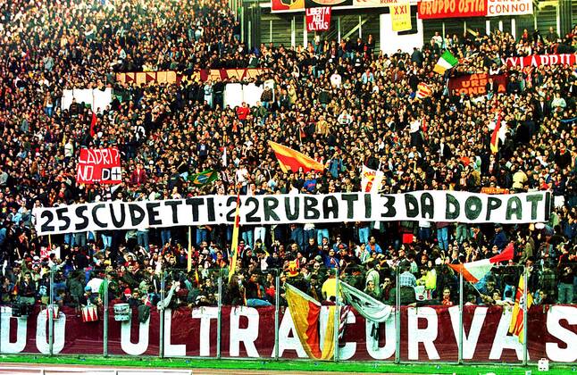 Krieg der Tifosi: die Römer Ultras beschuldigen die Juve: 25 Meistertitel: 22 gestohlen, 3 als Gedopte Fußball Herren Seria A 1998 1999, Italienische Liga, Meisterschaft, AS Rom - Juventus Turin Totale Stadio Olimpico Rom Spannung, Wut,