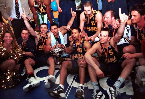 Das ALBA Team im Freudentaumel, einige Spieler mit Zigarren, links eine Tänzerin vom ALBA-Dance-Team Basketball Herren DBB Pokal 1998 1999, Finale, Pokalfinale, Final Four, Endrunde, ALBA Berlin Totale Frankfurt M. Glück, Harmonie, Freude, Begeisterung,