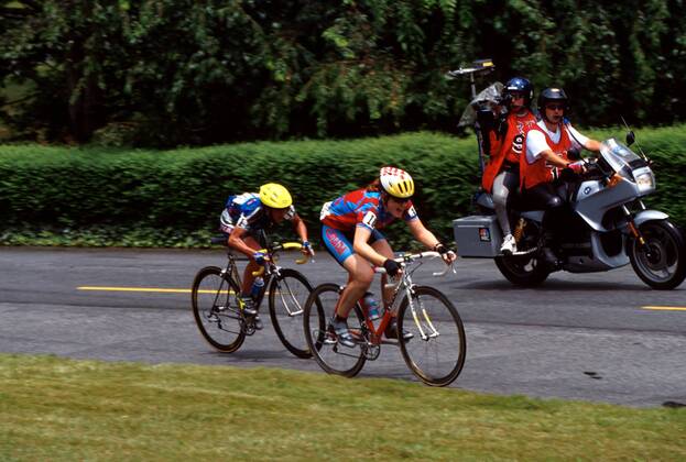 Clara Hughes (Kanada) vor Imelda Chiappa (Italien, li.) auf der Strecke Radsport OS Sommer Damen Olympische Spiele 1996, Sommerspiele, Olympia, Olympiade, Straßenradsport, Rad, Radrennsport, Straße Gruppe Atlanta Dynamik, Kampf,