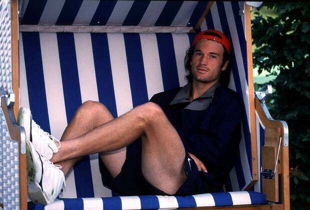 Carlos Moya (Spanien) - entspannt sich in einem Strandkorb Tennis Herren Gerry Weber Open 1998, ATP Tour, Rasen, Rasenplatz, Rasenturnier Einzelbild Halle Westfalen Ruhe, Romantik, Nachdenklichkeit,