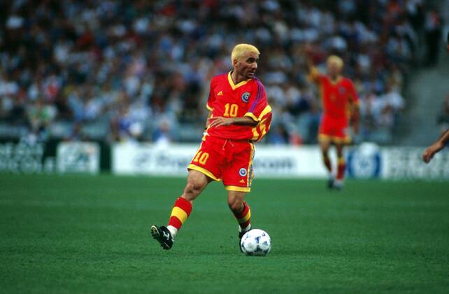 Gheorghe Hagi (Rumänien) am Ball Fußball WM Herren Weltmeisterschaft 1998, Länderspiel, Nationalmannschaft, Nationalteam, Nationaltrikot Einzelbild Stade de France Paris, St. Denis
