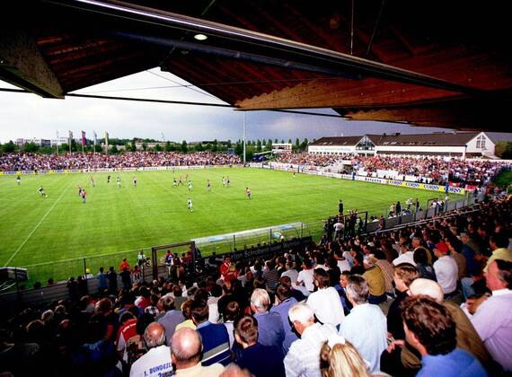 Fußball, Stadiongeschichte SpVgg Unterhaching Blick ins Stadion am Sportpark (Haching) Fußball 2. BL Herren Saison 1998 1999, SpVgg Unterhaching - SpVgg Greuther Fürth, Aufstieg, Aufsteiger, Totale Stadion am Sportpark Unterhaching