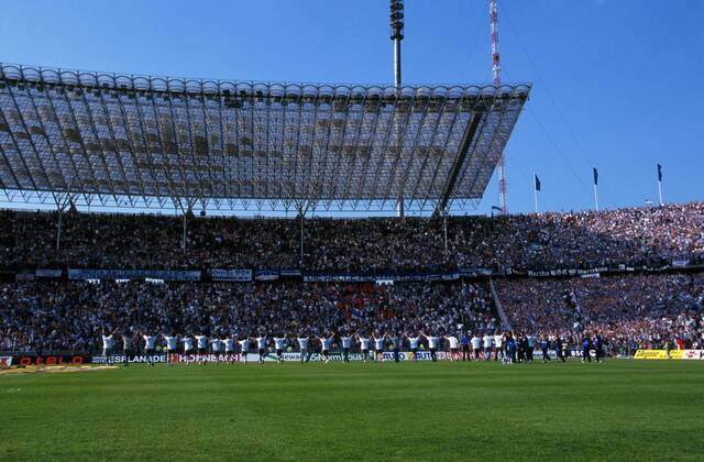 Die Mannschaft von Hertha und Verantwortliche bedanken sich bei den Fans für die tatkräftige Unterstützung Fußball 1. BL Herren Saison 1998 1999, Hertha BSC Berlin Totale Olympiastadion Berlin