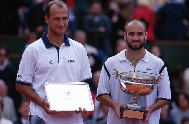 Sieger Andre Agassi (USA, re.) und der Zweitplazierte Andrei Medvedev (Rußland) mit ihren Pokalen auf der Siegerehrung Tennis Herren French Open 1999, Grand Slam, Sand, Sandplatz, Sandplatzturnier, ATP-Tour, Finale, Endspiel Gruppe Roland Garros Paris Glück, Harmonie, Freude,
