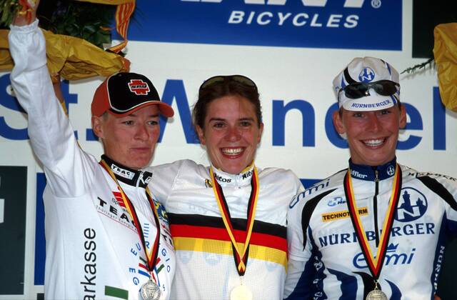 Petra Roßner, Meisterin Hanka Kupfernagel und Kerstin Scheitle (v.li.) jubelnd bei der Siegerehrung Radsport LM Damen DM 1999 Straßenradsport, Frauen, Straße, Deutsche Straßenmeisterschaft, Straßenrennen, Einzel Gruppe St. Wendel, Saarland Harmonie, Freude,