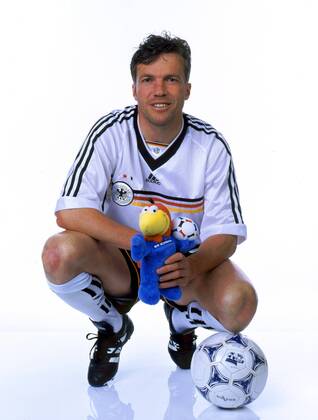 Lothar Matthäus (Deutschland) mit Ball kniend und dem Maskottchen Footix der Fußball-Weltmeisterschaft in Frankreich in der Hand Fußball Länderspiel Herren Nationalmannschaft, Nationalteam 1998, Nationaltrikot: BR Deutschland Einzelbild