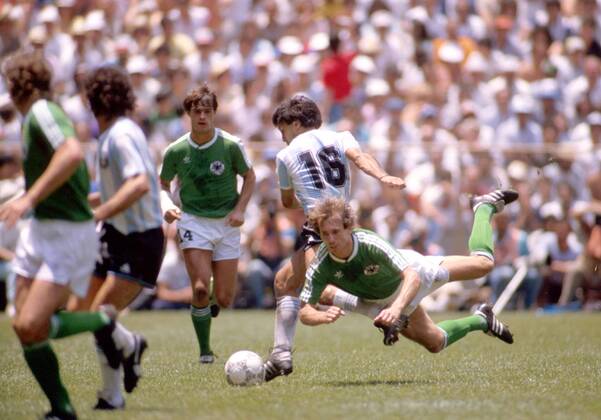 Norbert Eder (BRD) kommt beim Duell um den Ball mit dem Argentinier Olarticoechea zu Fall Fußball WM Herren Weltmeisterschaft 1986, Länderspiel: BR Deutschland - Argentinien 2:3, Finale, Endspiel Gruppe Aztekenstadion Mexiko-Stadt, Mexico-City Dynamik, Kampf,