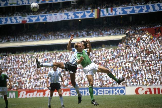 Karl-Heinz Rummenigge (BRD, vorn) beim Kopfballduell Fußball WM Herren Weltmeisterschaft 1986, Länderspiel: BR Deutschland - Argentinien 2:3, Finale, Endspiel Gruppe Aztekenstadion Mexiko-Stadt, Mexico-City Dynamik, Kampf,