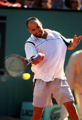Andre Agassi (USA) schlägt eine Vorhand Tennis Herren French Open 1999, ATP-Tour, Grand Slam, Sand, Sandplatz, Sandplatzturnier, Sandplatztennis Einzelbild Roland Garros Paris Dynamik,