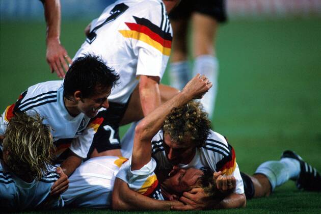 Rudi Völler (BRD, re.), Torschütze Andreas Brehme und Pierre Littbarski (li.) jubelnd Fußball WM Herren Weltmeisterschaft 1990, Länderspiel: BR Deutschland, Endspiel, Finale Gruppe Stadio Olimpico Rom Harmonie, Freude,