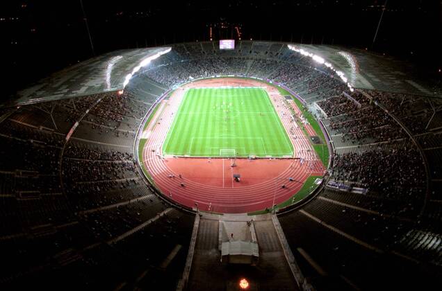 Blick von oben in das beleuchtete Berliner Olympiastadion bei Nacht Fußball 1. BL Herren Saison 1999 2000, Hertha BSC Berlin, Stadion, Arena, Fußballfeld, Fußballstadion, Vogelperspektive Totale Olympiastadion Berlin