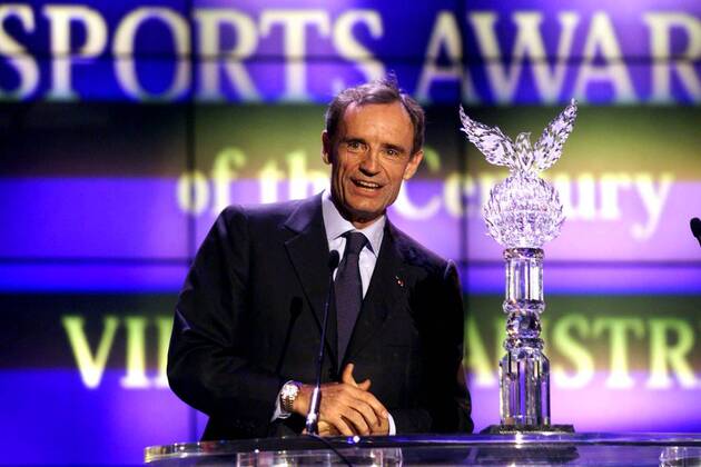 Ski-As Jean-Claude Killy (Frankreich) wurde zum besten Skisportler des Jahrhunderts gekürt und mit einer Kristalltrophäe geehrt Alpiner Skilauf Herren World Sports Award 1999, Sportler des Jahrhunderts, Millennium-Wahl, Gala, Galaveranstaltung, Awards Einzelbild Wiener Staatsoper Wien