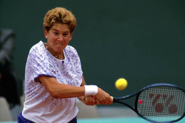 Monica Seles (USA) bei der beidhändig geschlagenen Vorhand Tennis Damen French Open 1991, Grand Slam, WTA Tour, Sand, Sandplatz, Sandplatzturnier, Sandplatztennis Einzelbild Roland Garros Paris