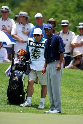 Eldrick Tiger Woods (USA) mit seinem Caddy Mike Cowan Golf Herren Million Dollar Challenge 1998, Golfen, Profigolf, Golfprofi, Golfprofis, Profi, Profis Gruppe Gary Player Country Club Sun City