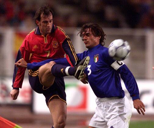 Paolo Maldini (Italien, re.) versucht, Joseba Etxeberria (Spanien) am Schuß zu hindern Fußball Länderspiel Herren Freundschaftsspiel 2000, Nationalmannschaft, Nationalteam, Nationaltrikot, Spanien - Italien 2:0 Gruppe Nou Camp Barcelona