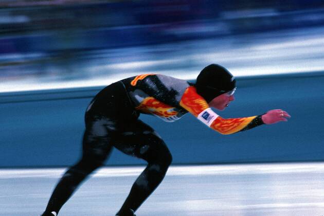 Claudia Pechstein (Deutschland) auf der Bahn Eisschnellauf OS Winter Damen Olympische Winterspiele 1994, Olympiade, Olympia, Spiele, Eisschnellaufen, Eisschnelllaufen, 5000m Einzelbild Lillehammer Dynamik
