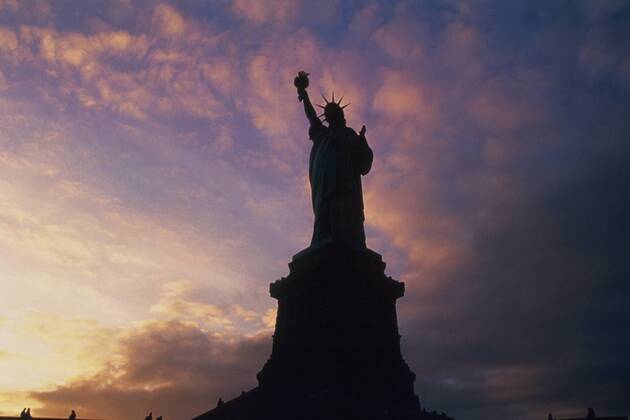 Silhouette der Freiheitsstatue vor abendlichem Himmel Fußball WM Herren Weltmeisterschaft 1994 Totale Statue of Liberty New York Romantik,