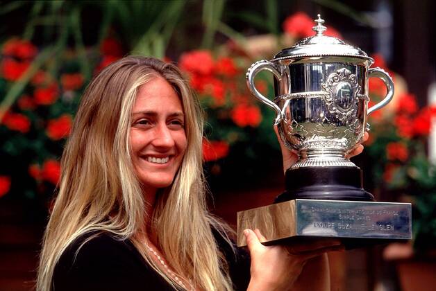 Mary Pierce (Frankreich) präsentiert stolz und glücklich den Siegerpokal Coupe Suzanne Lenglen Tennis Damen French Open 2000, Grand Slam, WTA-Tour, Sand, Sandplatz, Sandplatztennis, Sandplatzturnier Einzelbild Roland Garros Paris Glück, Freude,