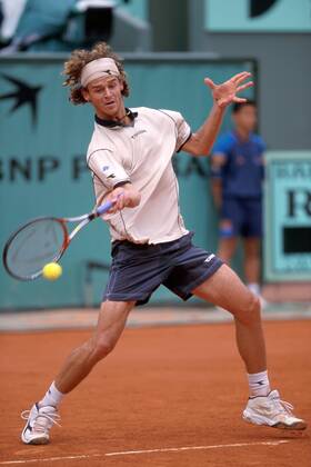 Gustavo Kuerten (Brasilien) - Vorhand Tennis Herren French Open 2000, Grand Slam, ATP-Tour, Sand, Sandplatz, Sandplatztennis, Sandplatzturnier Einzelbild Roland Garros Paris Dynamik,