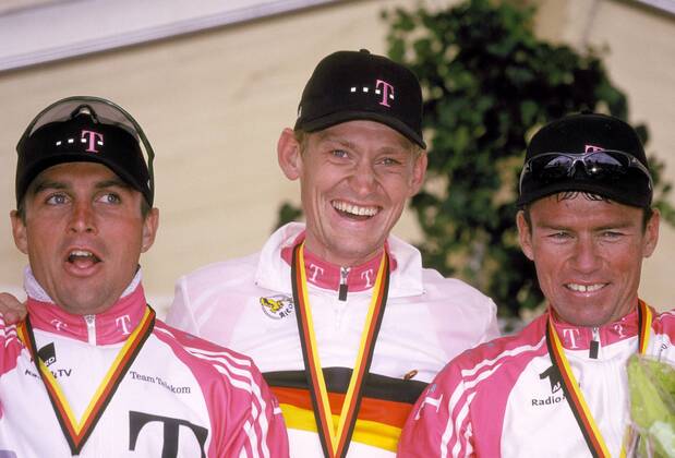 V. l.: Zweiter Steffen Wesemann, Sieger Rolf Aldag und Drittplatzierter Udo Bölts (alle Team Telekom) bei der Siegerehrung Radsport LM Herren Deutsche Meisterschaft 2000, DM, Rad, Straßenradsport, Straße, Straßenrennen, Profi, Profis Gruppe Radrennen, Radrennsport Heppenheim Freude,